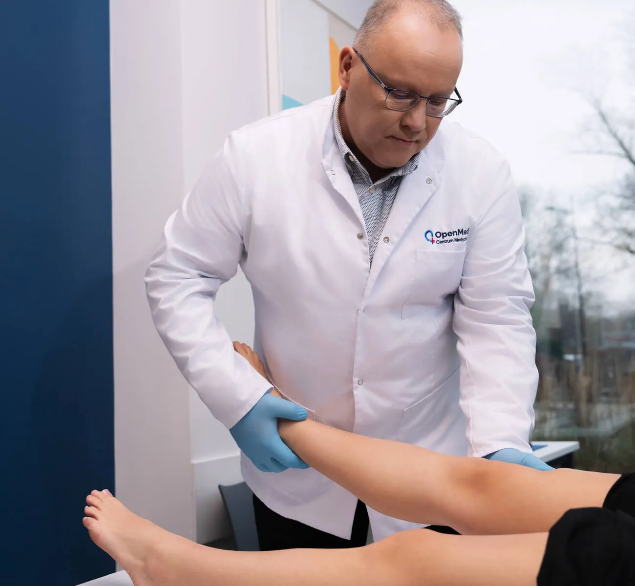 Dr Wojciech Kowalski podczas konsultacji ortopedycznej z pacjentem